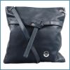 VIA55 női keresztpántos táska díszcsomóval, rostbőr, fekete noivalltaska.hu a